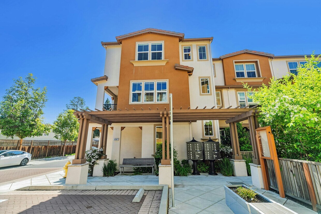 Foto principal - 4567 Huntington Ln