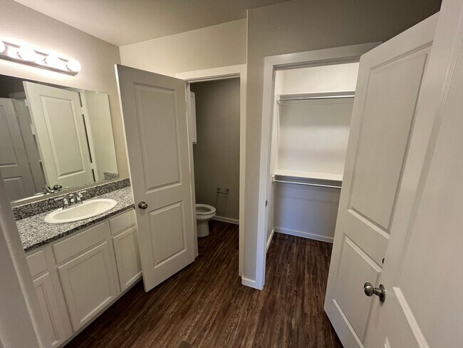 Foto del edificio - Cypress Duplex Available Now!