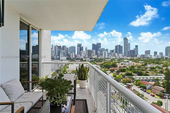Foto del edificio - 900 SW 8th St