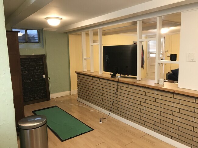 Foto del edificio - Charming Two Bedroom Garden Level Apartment