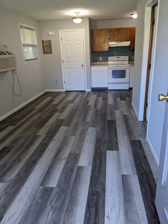 Living Room/Dining - 211 W 13th St