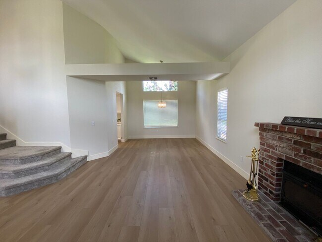 Foto del edificio - Gorgeous Home With Multiple Living Rooms, Two Primary Suites, Fruit Trees, And More!