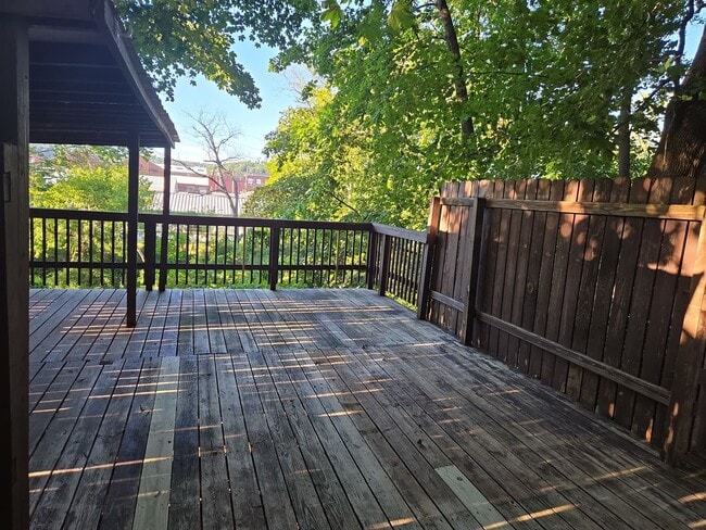 Building Photo - Nicely updated and spacious 3 bedroom hous...