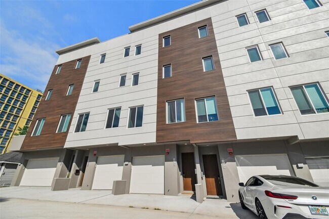 Building Photo - 370 6th St S