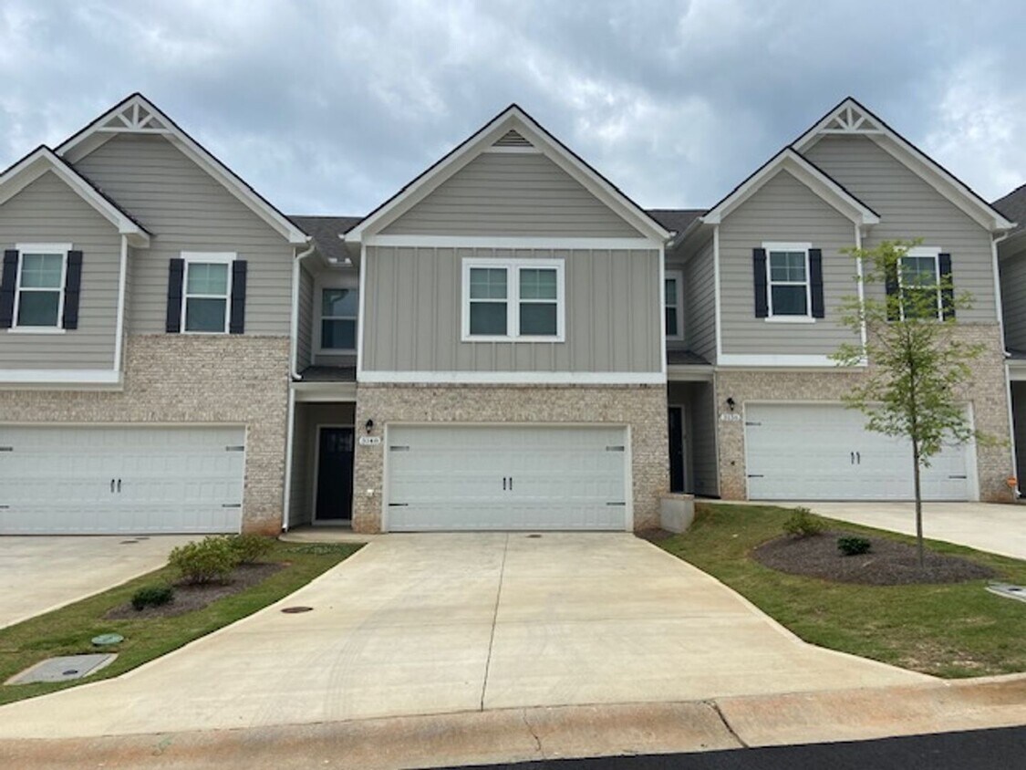 Foto principal - Introducing a spacious 3-bedroom, 2.5-bath...