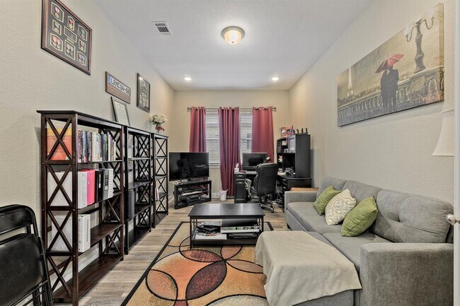 Building Photo - 10011 Golden Woods Dr