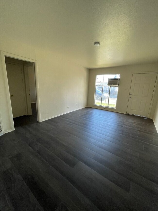 Building Photo - Gardella Duplex-824