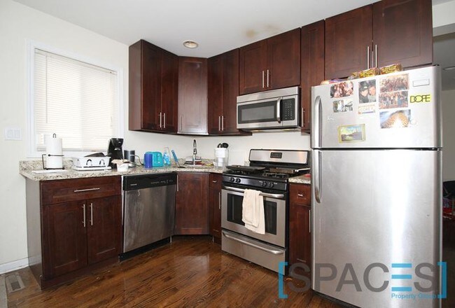 Building Photo - 1612 W Beach Ave