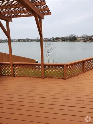 Building Photo - 1211 Lakeshore Dr