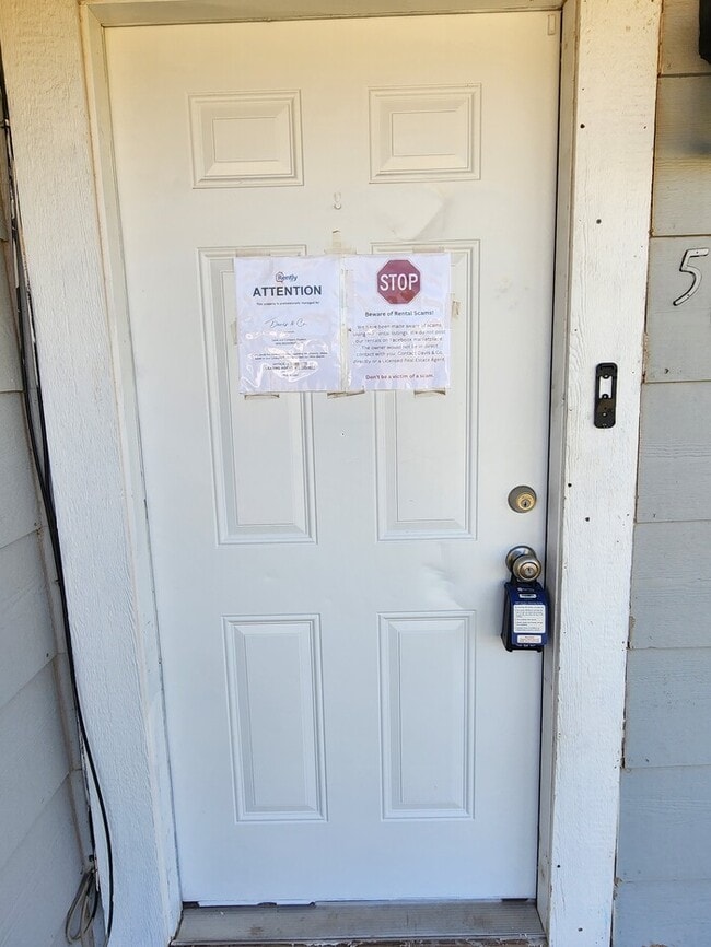Foto del edificio - 3 bed 1 bath home with large backyard!
