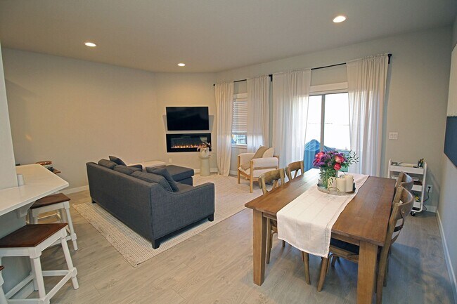 Foto del edificio - New Construction 3 Bedroom Townhome at Ple...