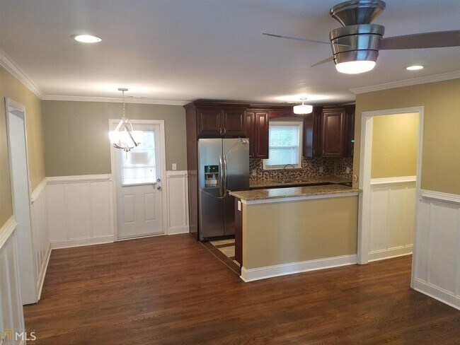 Building Photo - 2931 Cloverleaf Dr SE