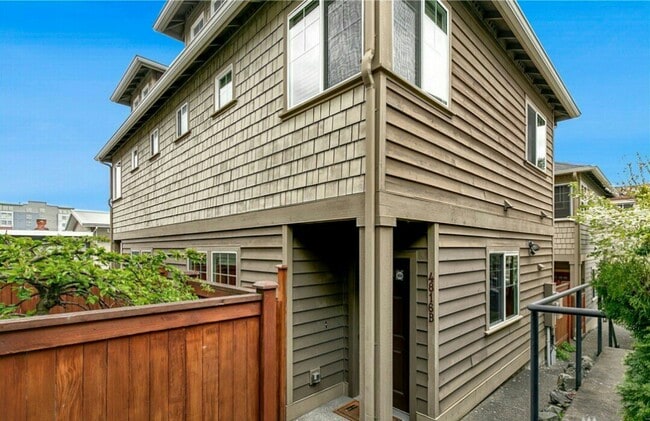 Foto del edificio - 4816 40th Ave SW #B