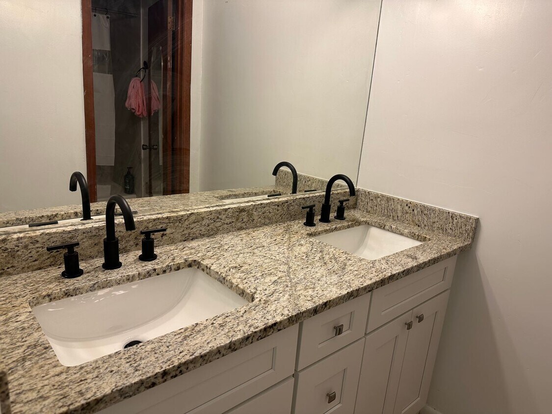 Foto principal - 6 BR 3 BA House in Colonial Hill Community