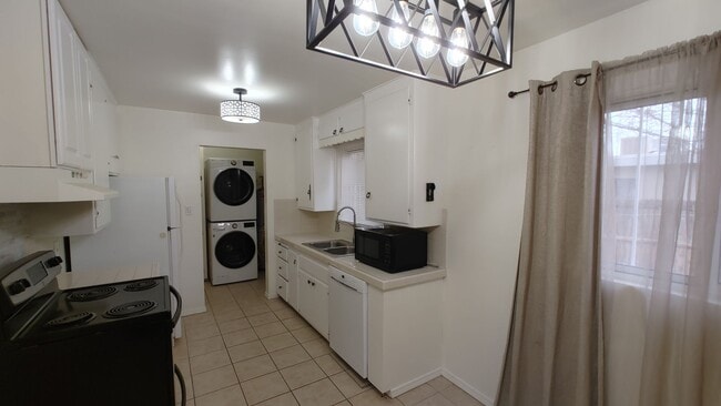 Building Photo - Palomas 3plex