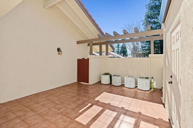Building Photo - 2 bed 2.5 bath condo w/ bonus loft in 55+ ...