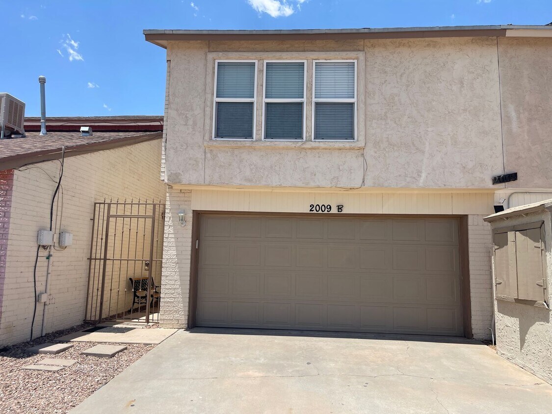 Foto principal - Spacious & Stylish Two-Story Duplex That T...