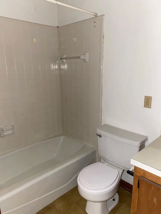 Primary Photo - 615 Bond St