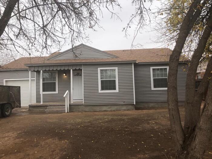 Foto principal - 3 bed 1 bath with 1 car garage!