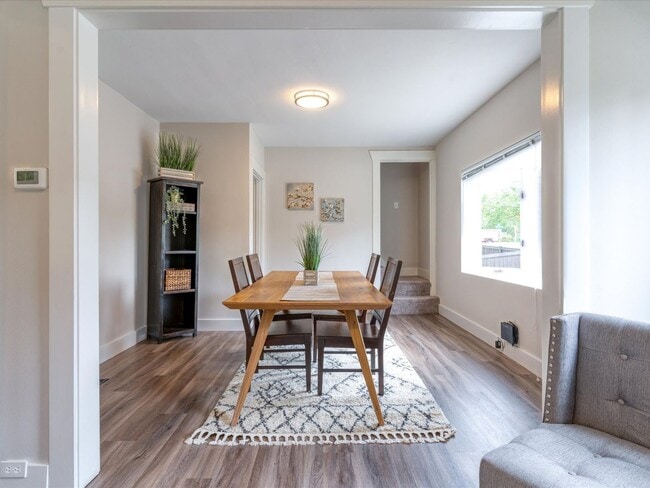 Building Photo - Beautifully remodeled corner lot Roosevelt Home