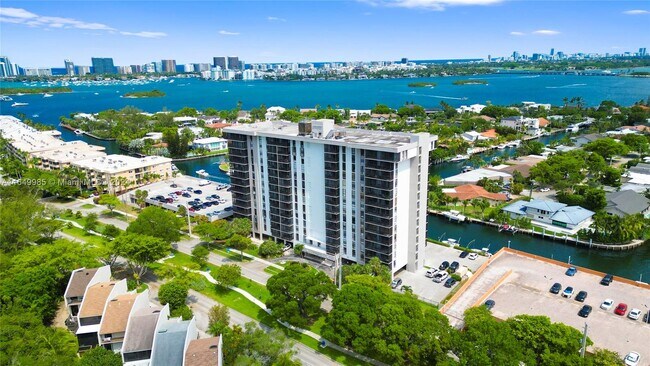 Foto del edificio - 2500 NE 135th St