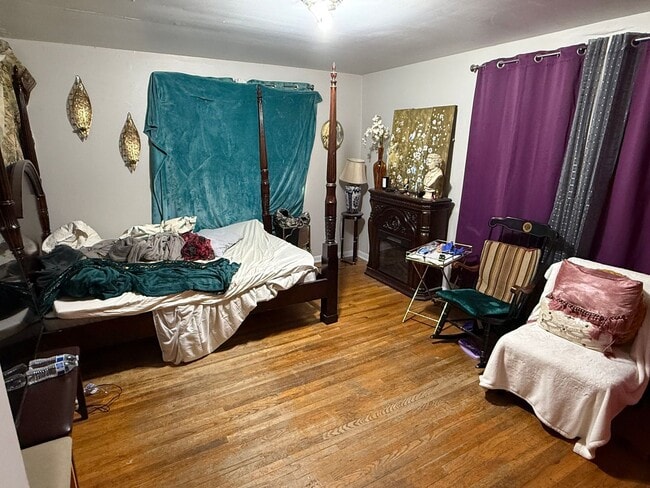 Building Photo - Beautiful 6 Bed, 3 Bath House; W/D Included; Fenced Yard; Wood Floors; and a Charming Style