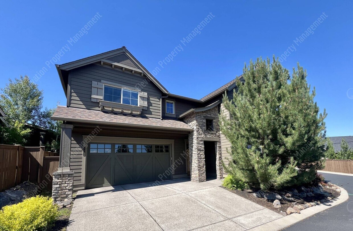 Foto principal - 4 BR - 2.5 BA Luxury Golf Course Living on...