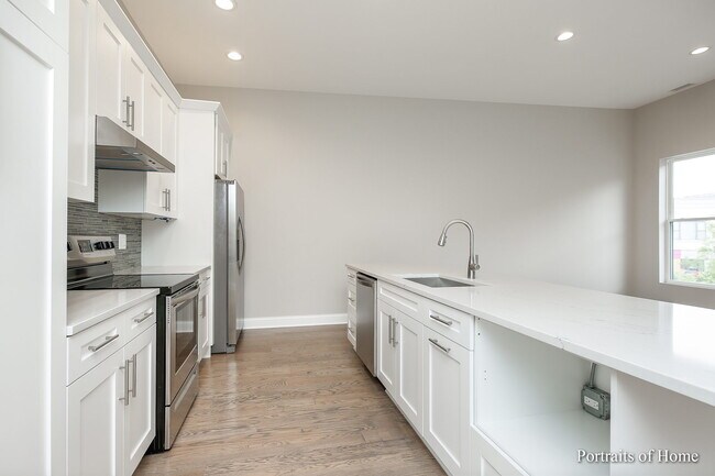 Kitchen - 4105 N Lincoln Ave