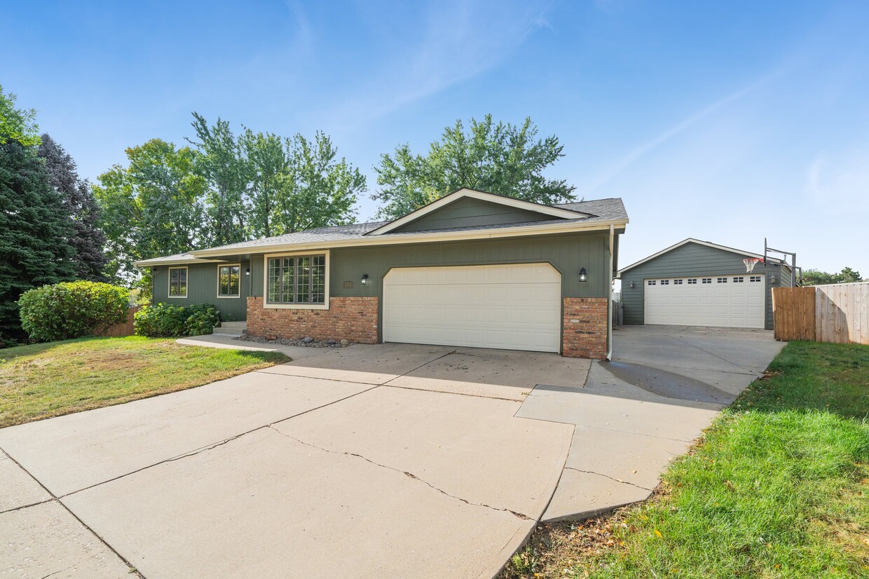 Primary Photo - 2412 S Sheffield Cir