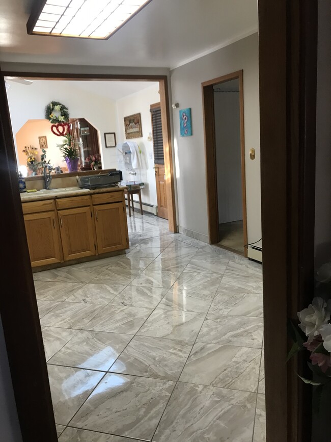Kitchen - 76 Kentview Dr