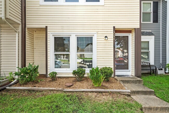 Building Photo - Cute VB Townhouse- Ready NOW!!!