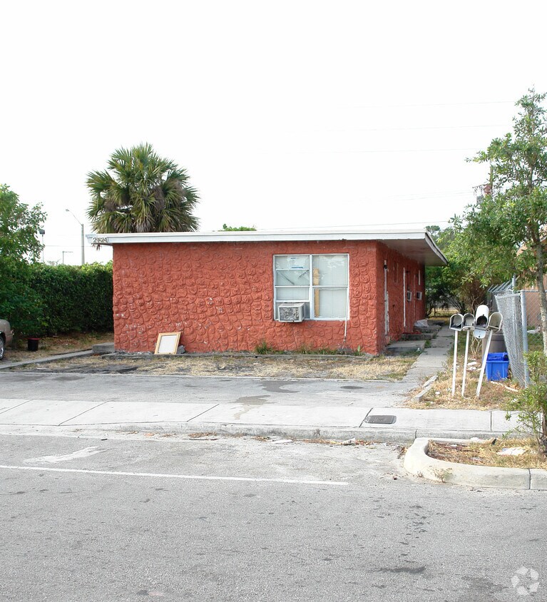 Foto principal - 2724 NW 6th Ct