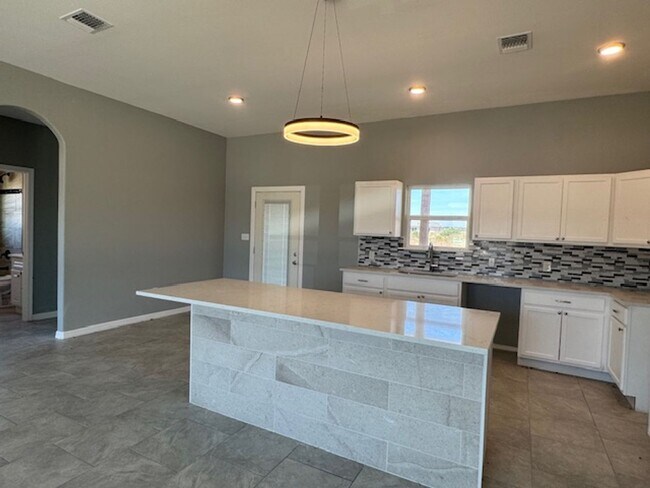 Foto del edificio - Super Nice Beautiful  3 bedroom 2 bath- In...