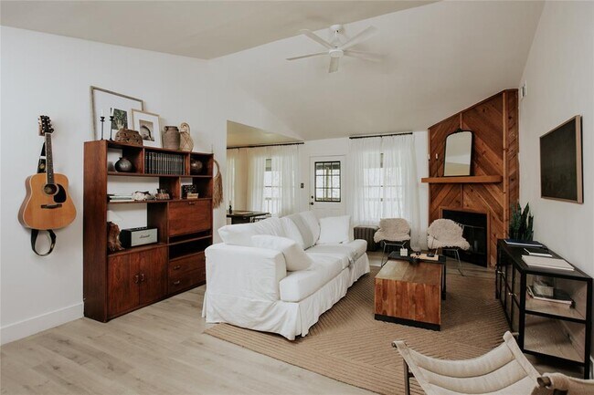 Foto del edificio - 11210 Hidden Bluff Dr