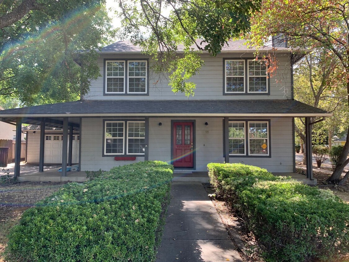 Primary Photo - 4 Bedroom House with Great Floor Plan Clos...