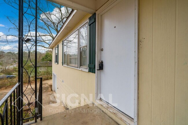 Building Photo - 213 Lake Dr Cir NE