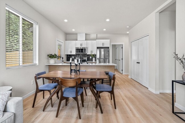 Building Photo - $2,500 - 3 Bed / 2 Bed Brand New Construct...