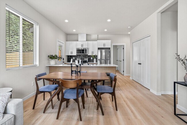 Foto del edificio - $2,500 - 3 Bed / 2 Bed Brand New Construct...