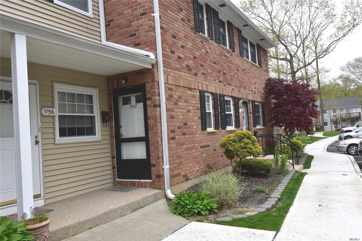 Primary Photo - 1157 Village Dr