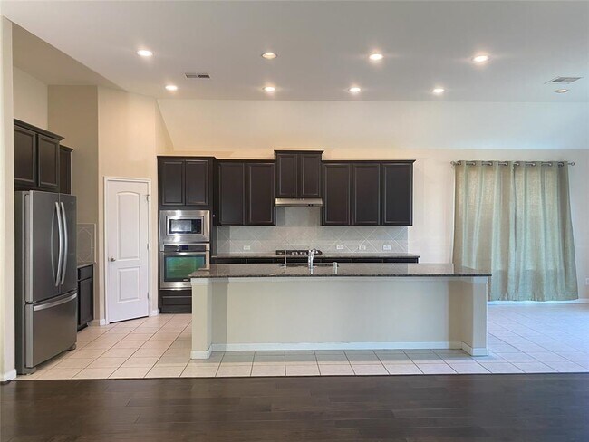 Foto del edificio - 4619 Tamara Heights Ln