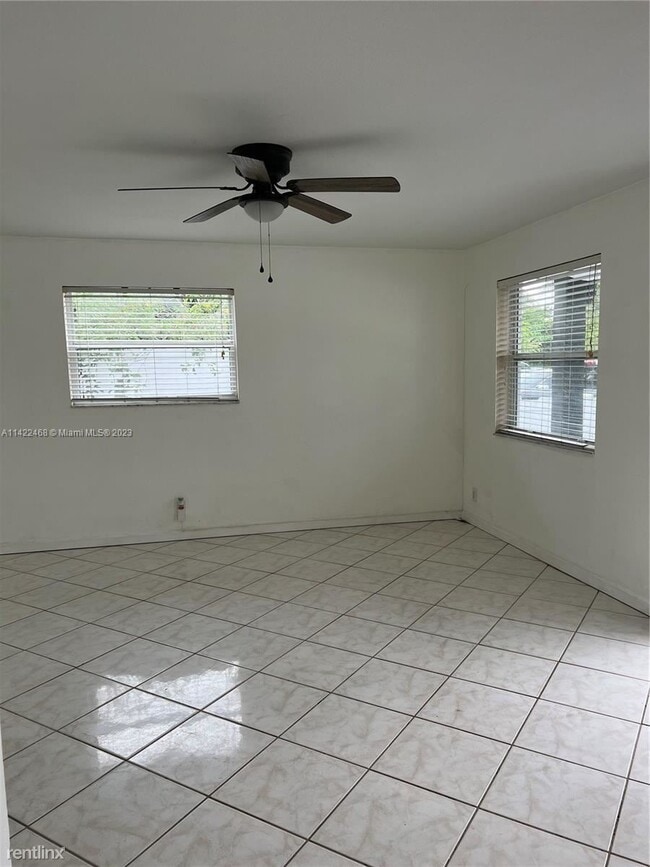Building Photo - 3 br, 1 bath House - 220 NW 57th St # 1