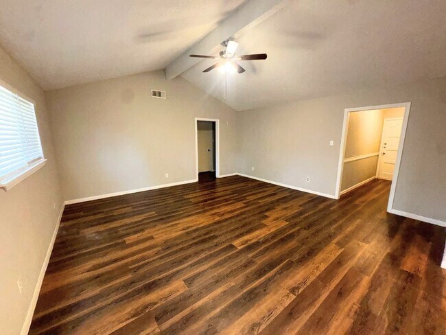Foto del edificio - 723 Cherry Valley Dr