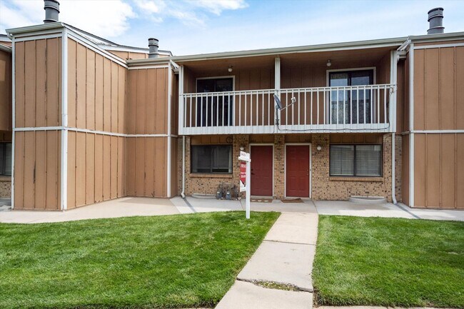 Building Photo - 2 bedroom 3 bath Updated townhome in Lakewood!