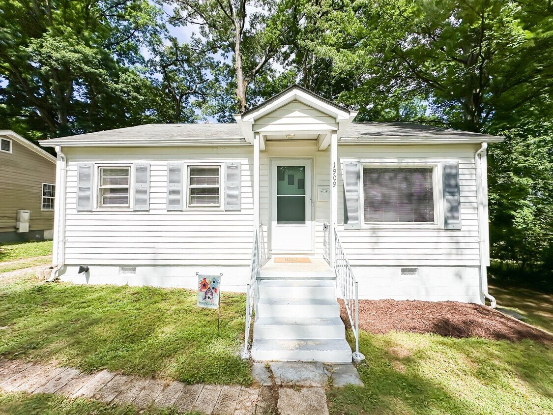 Primary Photo - Newly Renovated Cozy Home With Amazing Nat...