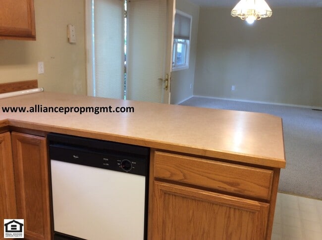 Building Photo - 3 Bedroom 2 Bath Condo Close to Hyalite Elementary
