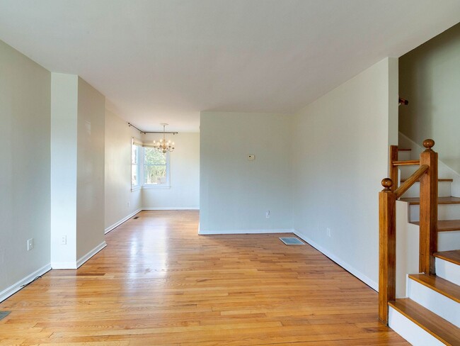 Building Photo - Stunning Myers Park 2 bedroom townhome sty...