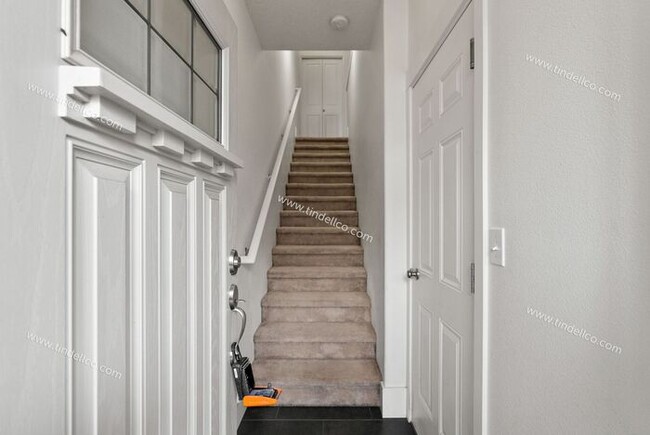 Building Photo - Picturesque 2 Bedroom 2.5 Bathroom Townhou...