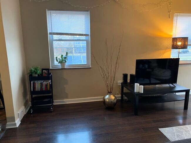Sala de estar - 437 Claranna Avenue