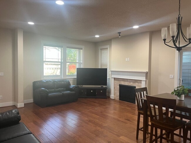 Building Photo - Stunning 4 BD* 2.5 BA* Singe Family Home L...