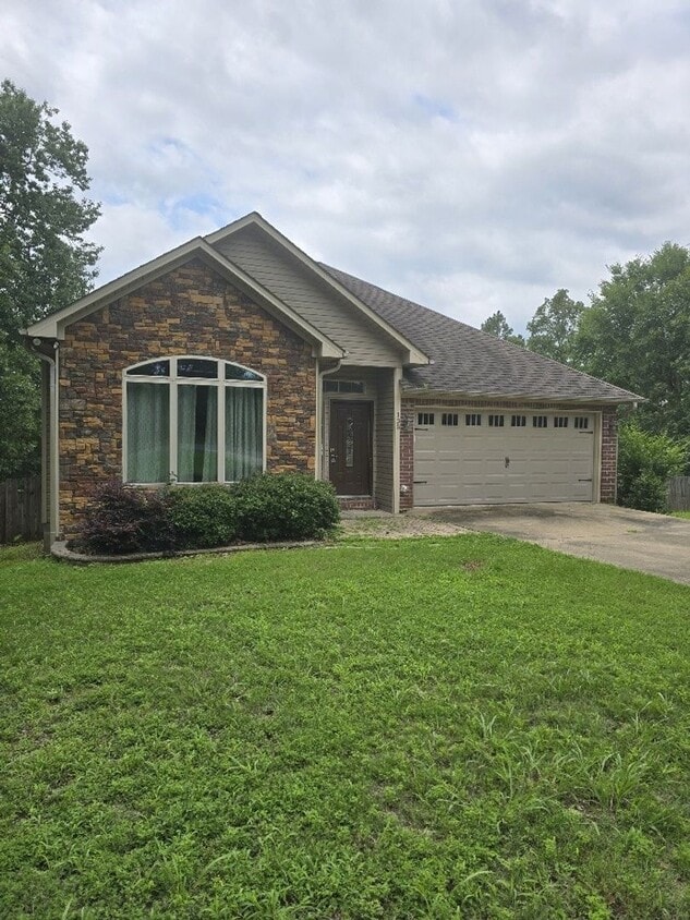 Primary Photo - 3 bedroom 2 bath home for lease